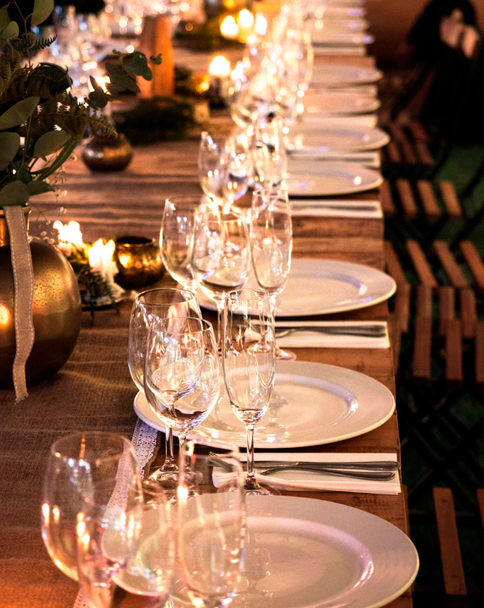 Mesa con platos y manteles