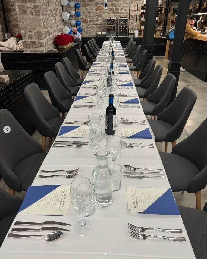 Mesa montada para la cena Día de Donosti